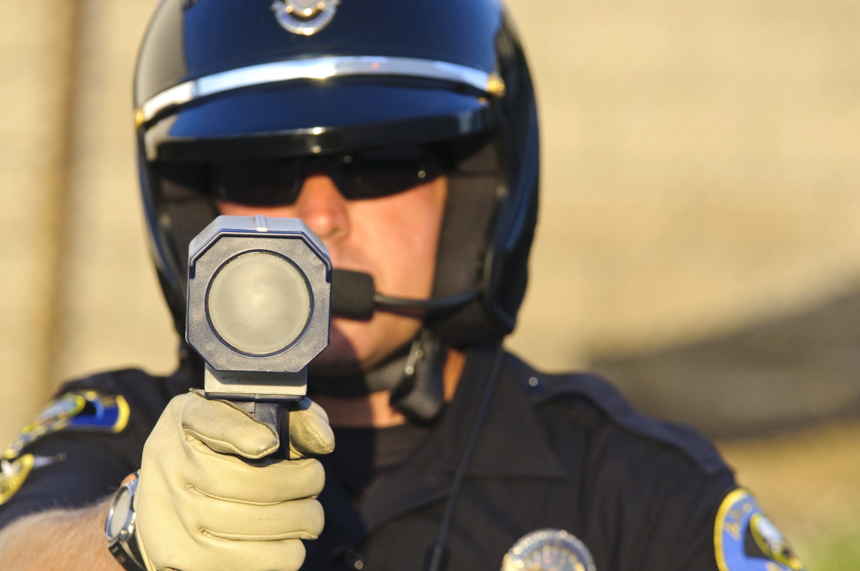 cop-w-radar-gun-aragon-law-firm